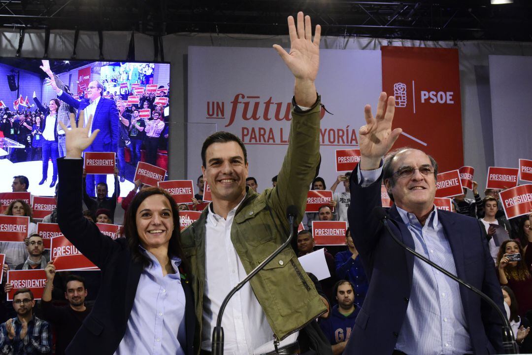 Sara Hernández, alcaldesa de Getafe, (i) junto a Pedro Sánchez y Ángel Gabilondo en un acto de diciembre de 2015.