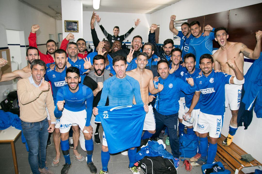 Los jugadores del Xerez DFC celebrando el triunfo ante el Coria