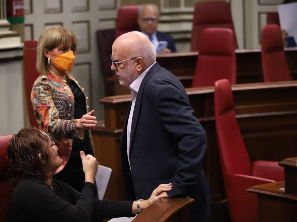 "Están dando un golpe blando": el PP abandona el Parlamento canario tras la intervención de Podemos por sus críticas a la maniobra en el Constitucional