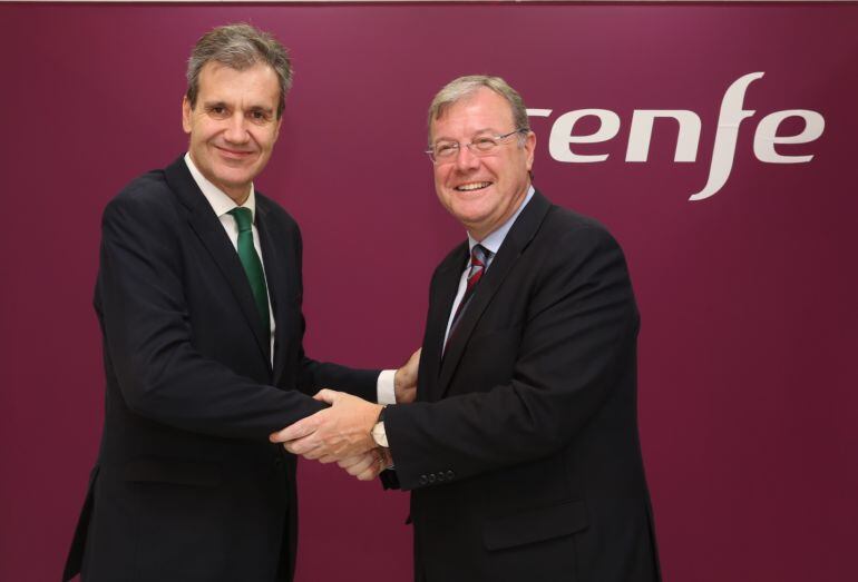 El presidente de Renfe, Juan Alfaro y el alcalde de León, Antonio Silván, durante la firma del convenio entre ambas administraciones en Fitur