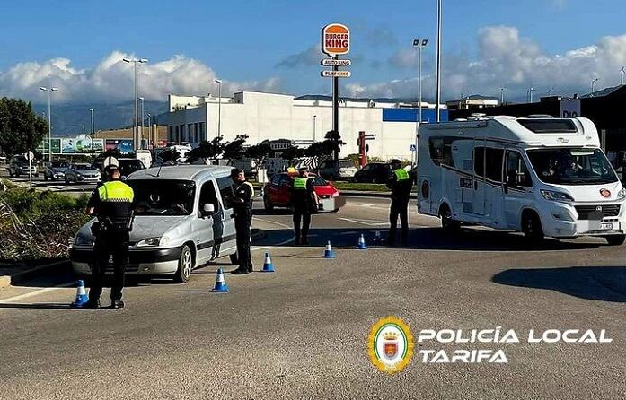 Un control de la Policía Local en Tarifa