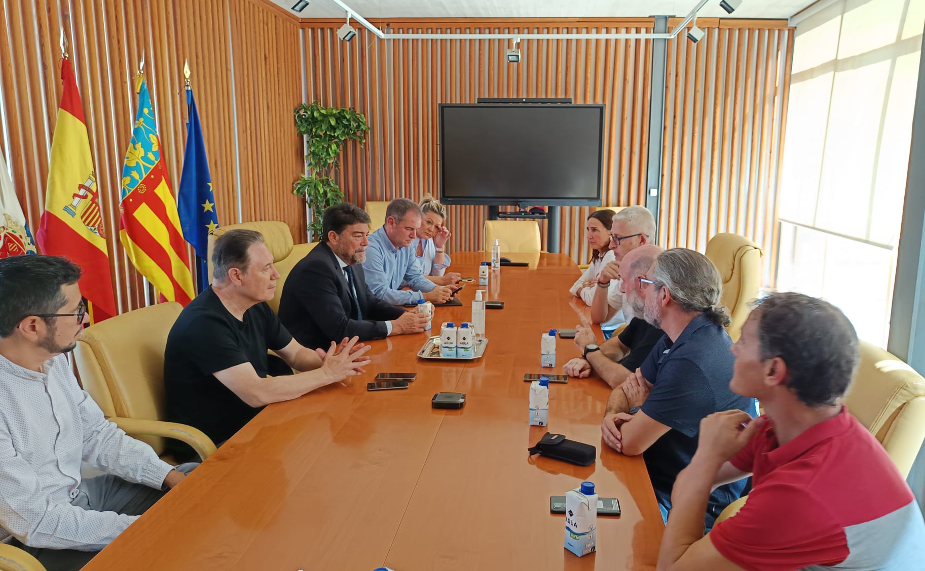 Reunión de coordinación con técnicos de la Conselleria de Cultura tras el desprendimiento de parte de la cornisa de una torre del Ayuntamiento de Alicante