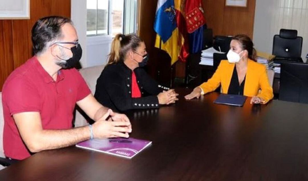 La presidenta del Cabildo de Lanzarote, María Dolores Corujo, con los consejeros de Lanzarote en Pie-Sí Podemos, Miriam Barros y Jorge Peñas.