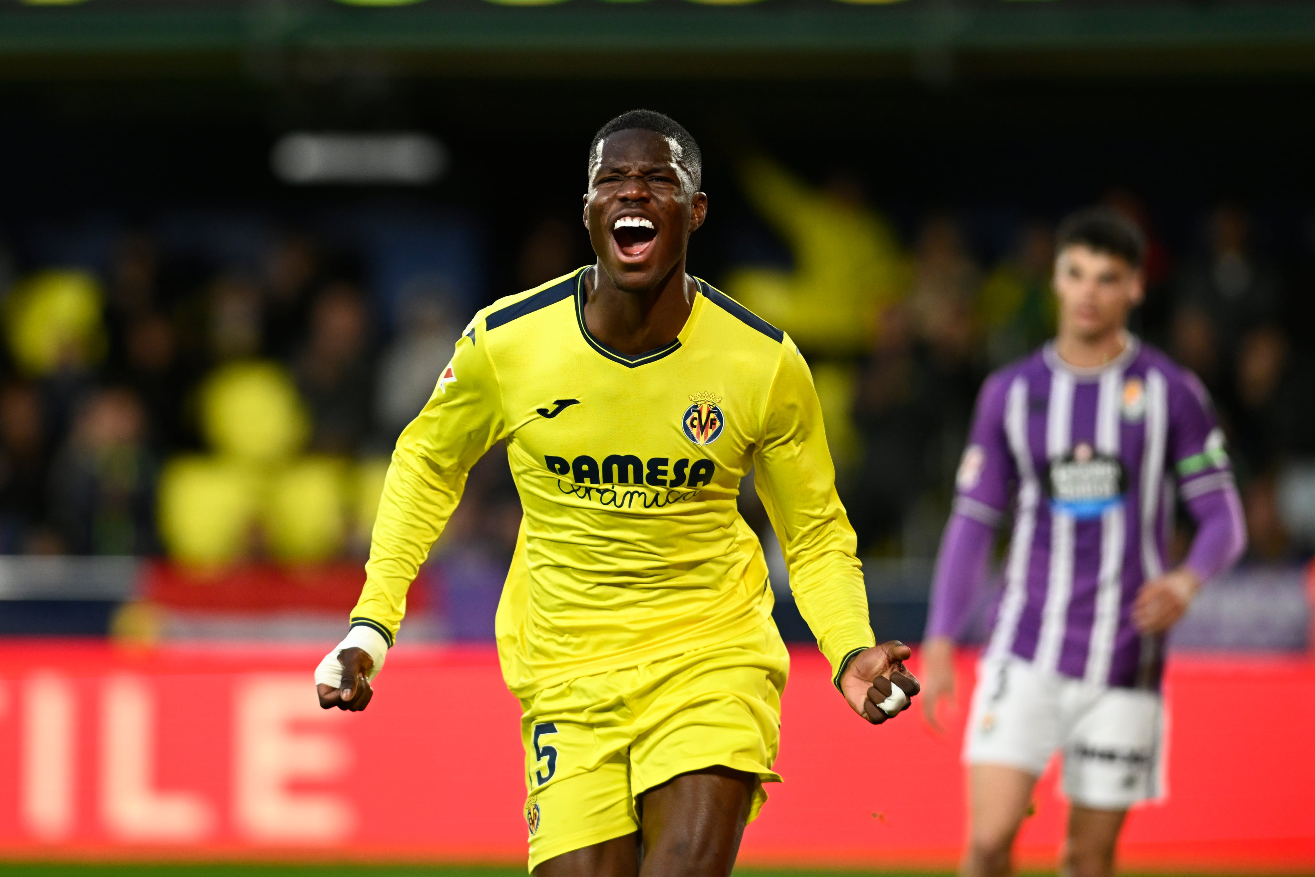 VILLARREAL (CASTELLÓN), 01/02/2025.- El delantero francés del Villarreal Thierno Barry celebra el cuarto gol de su equipo durante el partido de LaLiga entre el Villarreal y el Valladolid, este sábado en el estadio de la Cerámica. EFE/ Andreu Esteban
