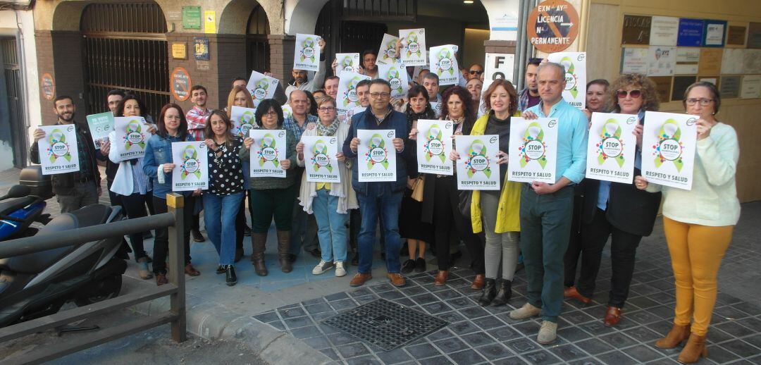 Profesionales sanitarios se concentran a las puertas del sindicato CSIF en Jaén.