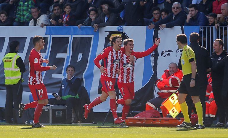 Griezmann celebra su gol en La Rosaleda en el primer minuto de partido