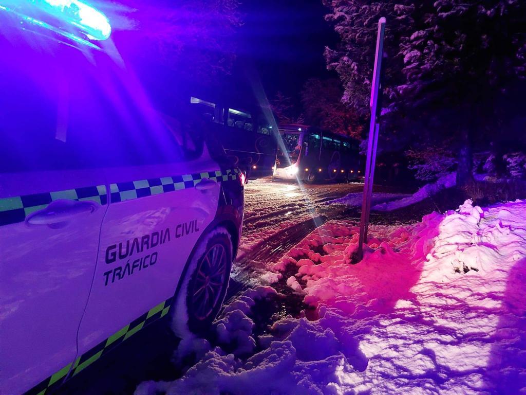 Vehículo de Guardia Civil en la nieve.