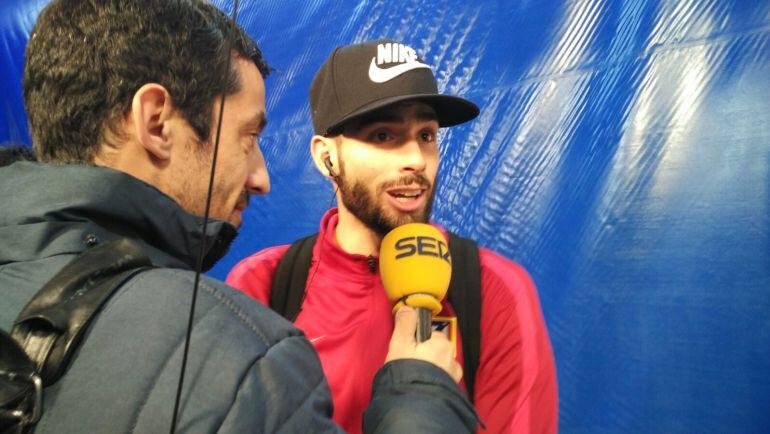 Yannick Carrasco atiende a &#039;El Larguero&#039; desde el Vicente Calderón