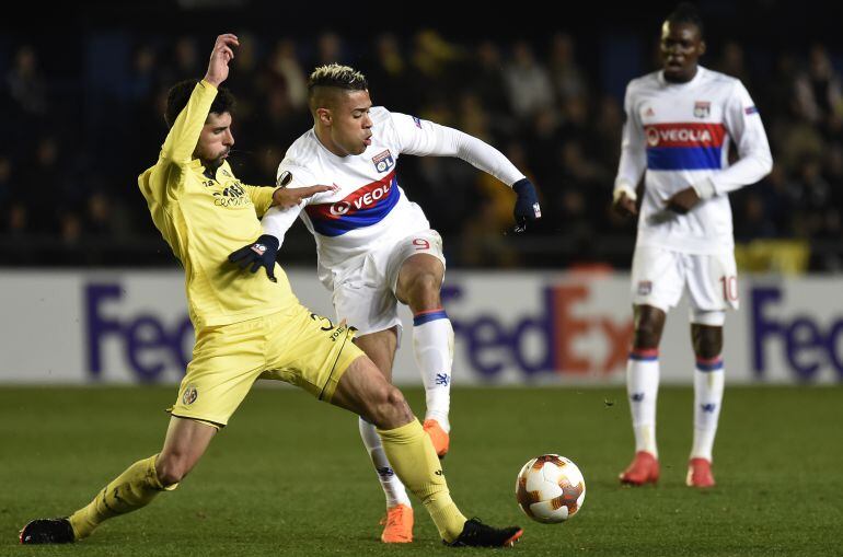 Álvaro González pelea un balón con Mariano en el encuentro de Europa League entre el Villareal y el Olympique de Lyon.