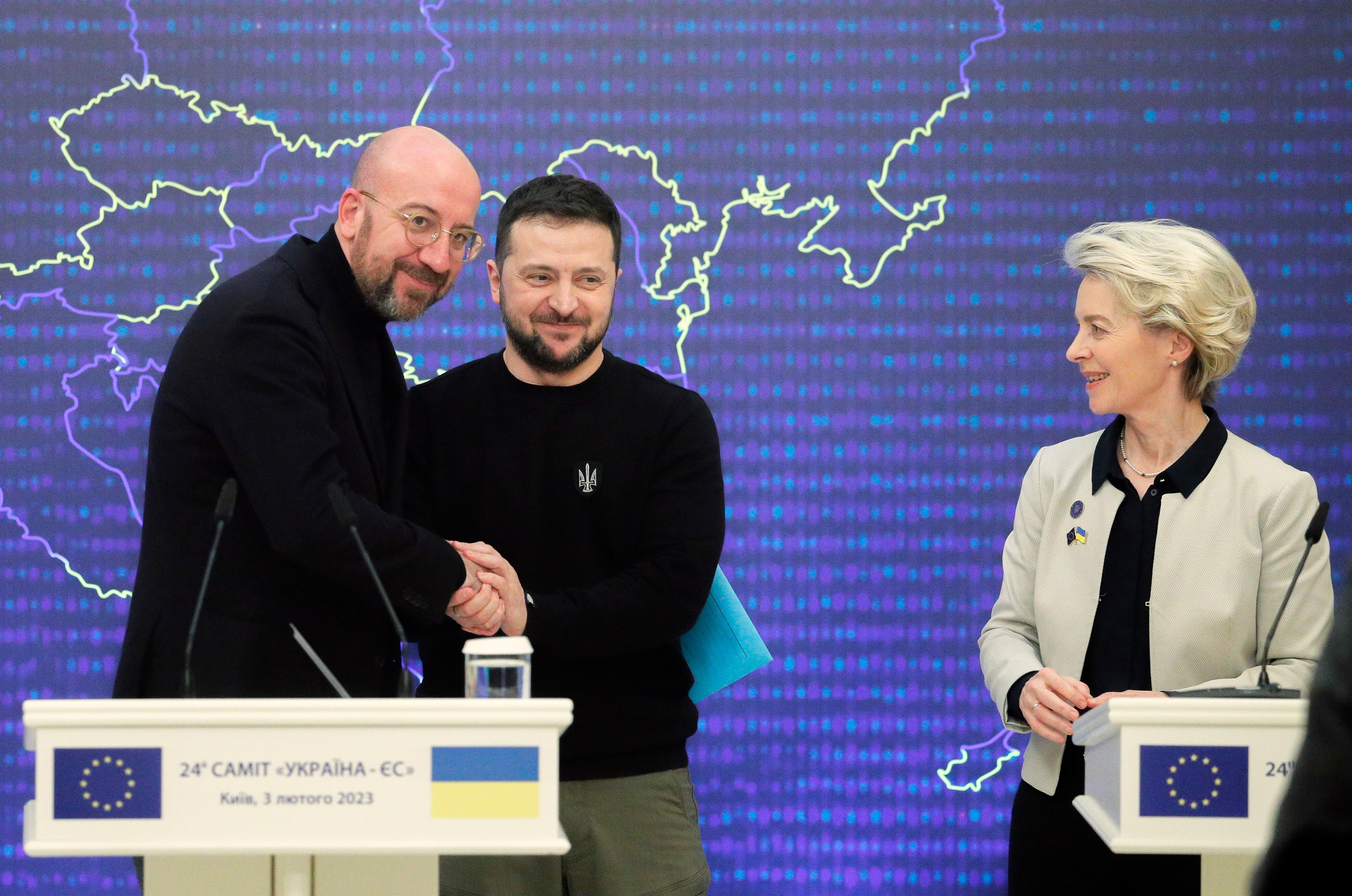 El presidente del Consejo Europeo, Charles Michel, la presidenta de la Comisión Europea, Ursula von der Leyen, y el presidente de Ucrania, Volodomir Zelenski