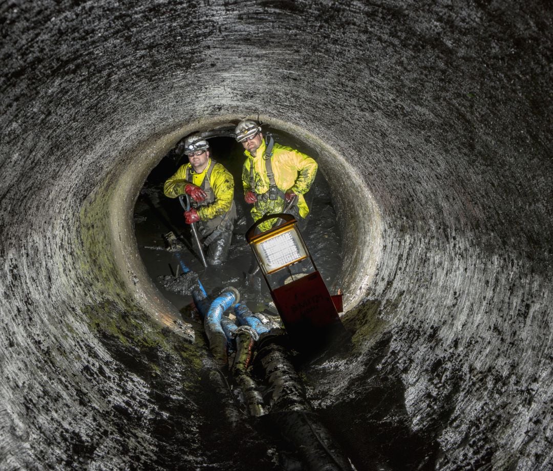 Operarios en un túnel de aguas residuales