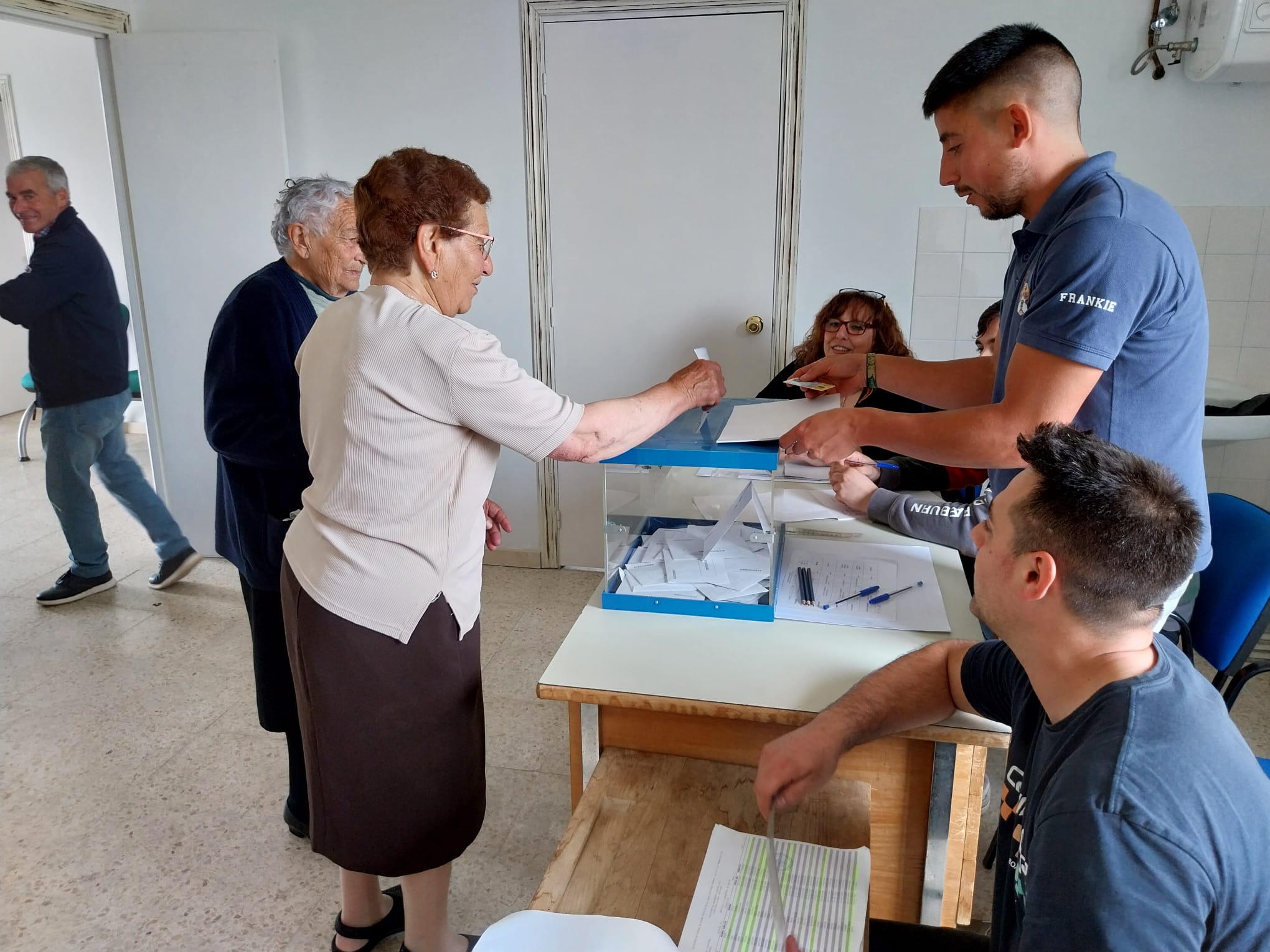 Votaciones en un colegio electoral en la provincia de Zamora