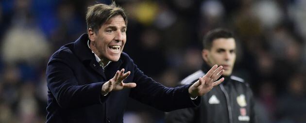 Berizzo da indicaciones a sus jugadores en el Bernabéu