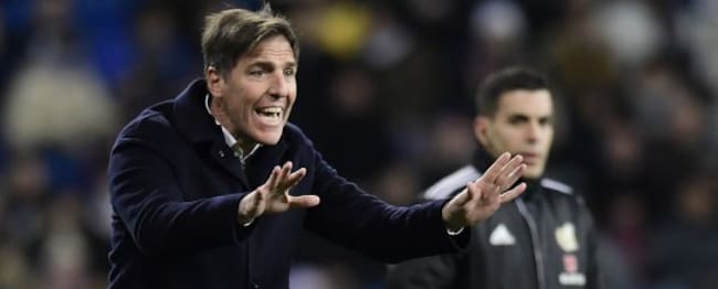 Berizzo da indicaciones a sus jugadores en el Bernabéu