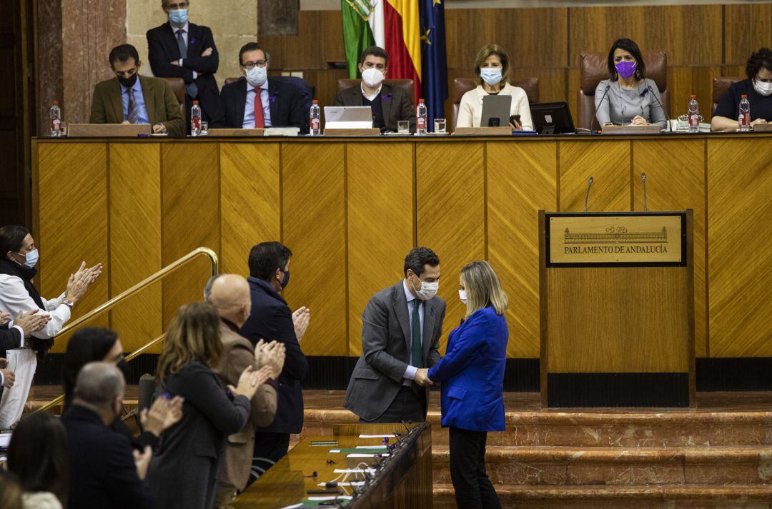 El presidente de la Junta de Andalucía, Juanma Moreno, (c); saluda a la consejera de Fomento, Marifrán Carazo (d), tras la aprobación final del proyecto de Ley de Impulso para la Sostenibilidad del Territorio de Andalucía