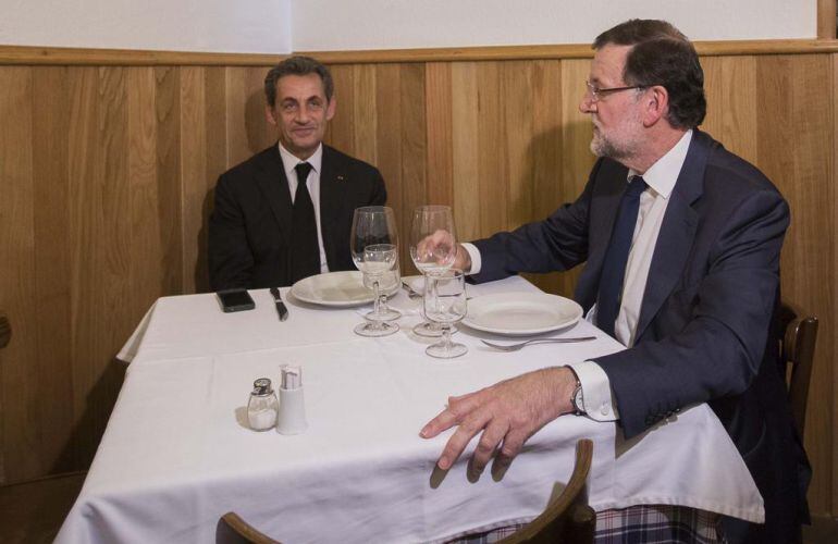 El presidente del Gobierno, Mariano Rajoy, junto con el expresidente de la República de Francia, Nicolas Sarkozy. (Mariano Rajoy, en Twitter)