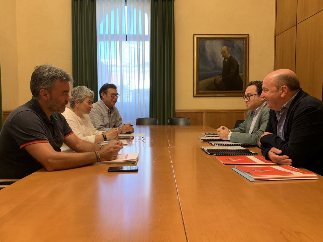 Reunión entre las autoridades municipales y los dirigentes del Sporting.