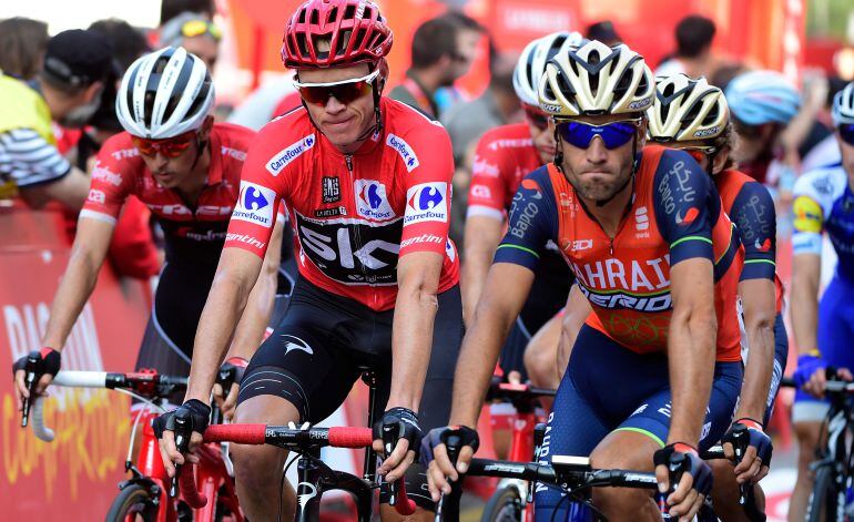 Christopher Froome (en el centro y con casco rojo), en la etapa de la Vuelta disputada el 7 de septiembre, en la que dio positivo en un control de la UCI.