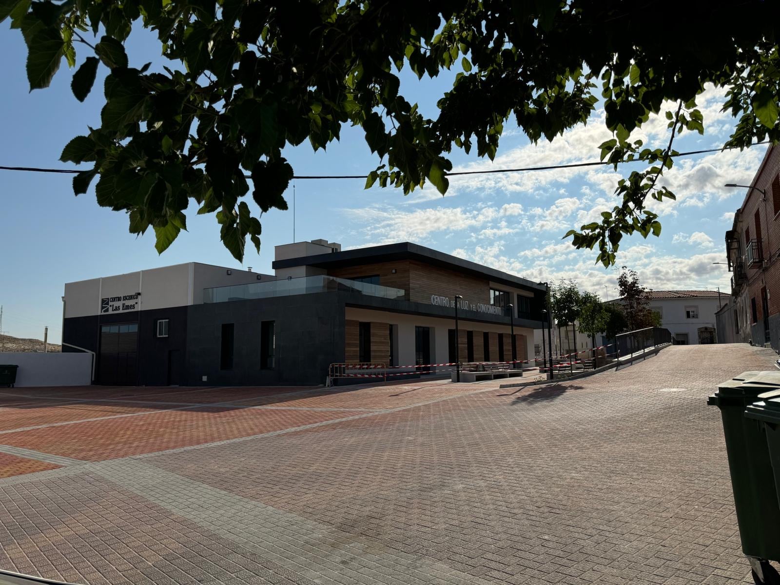 Exterior del edificio del Centro de la Luz y el Conocimiento de Belinchón (Cuenca).