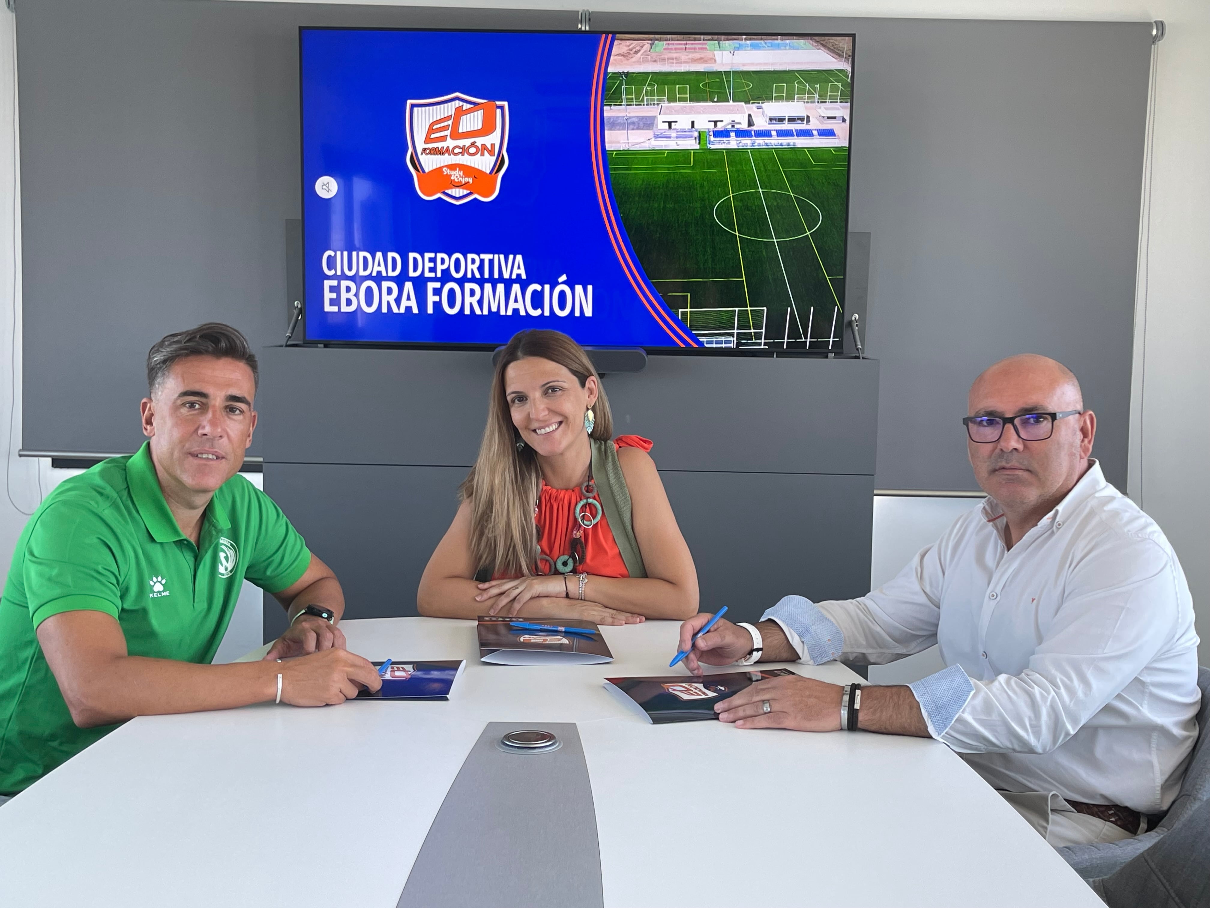 La directora de Ebora Formación, Olivia Blázquez Torralba; junto con Álvaro Martín, director del CF Élite Talavera y; Jaime Gutiérrez, director del CD Cazalegas-Ebora Formación