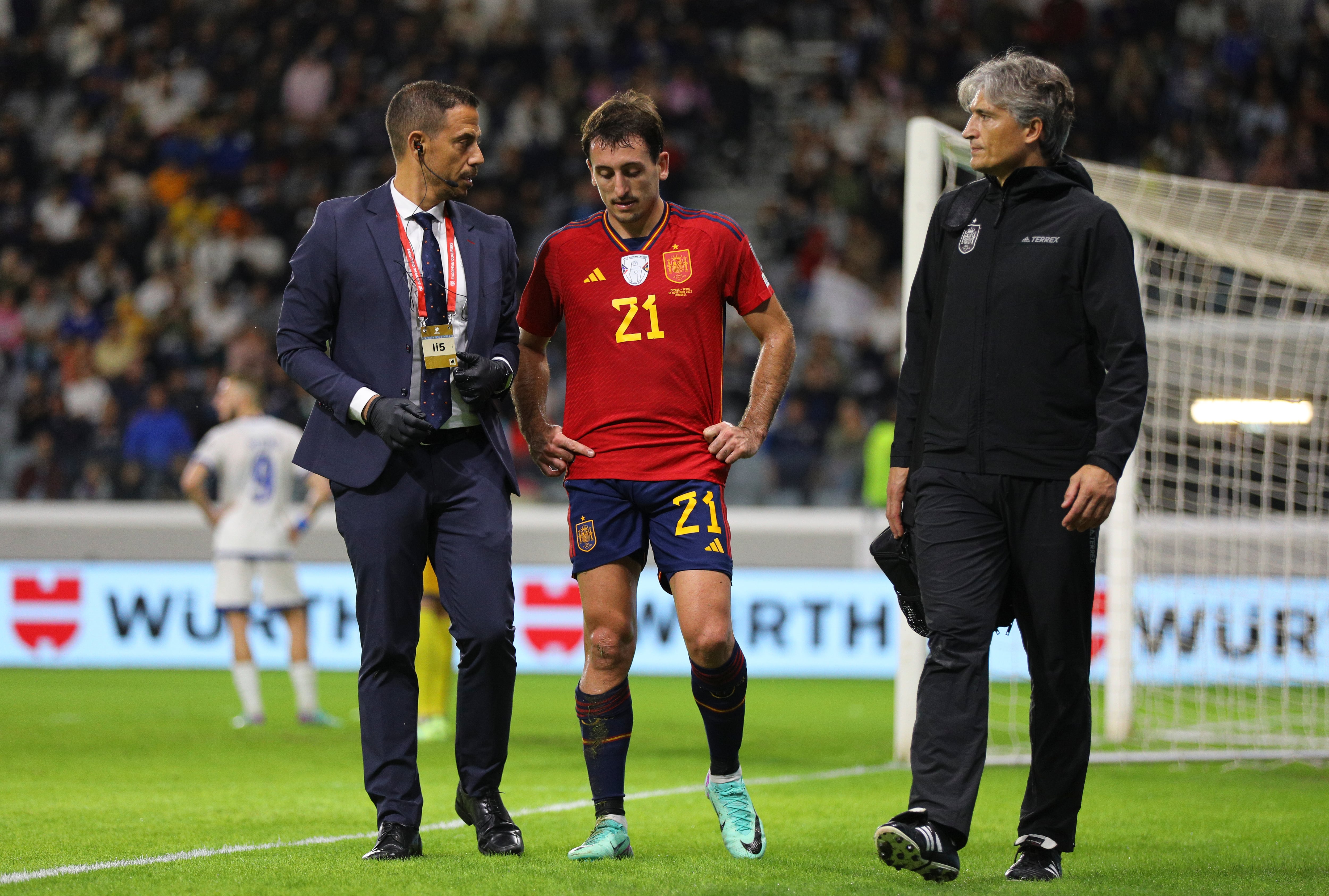 Oyarzabal se retira del campo lesionado durante el Chipre-España