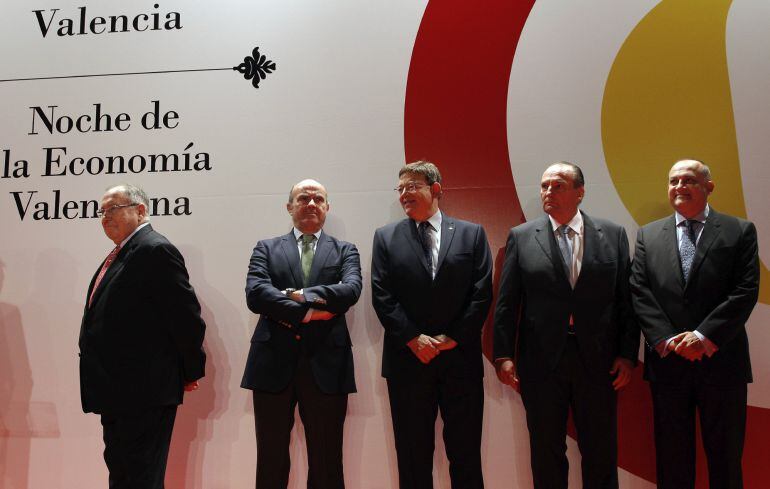 GRA434. VALENCIA, 06/11/2015.- El president Puig, (c), el Ministro de Economía, Luis de Guindos (2º i), el presidente de la Cámara de Comercio de España, Jose Luis Bonet (i), el presidente de la Cámara de Valencia, José Vicente Morata (2º d) y el teniente alcalde de la ciudad, Joan Calabuig (d) a su llegada a la Lonja de Valencia donde se celebra La Noche de la Economía Valenciana. EFE/ Juan Carlos Cárdenas