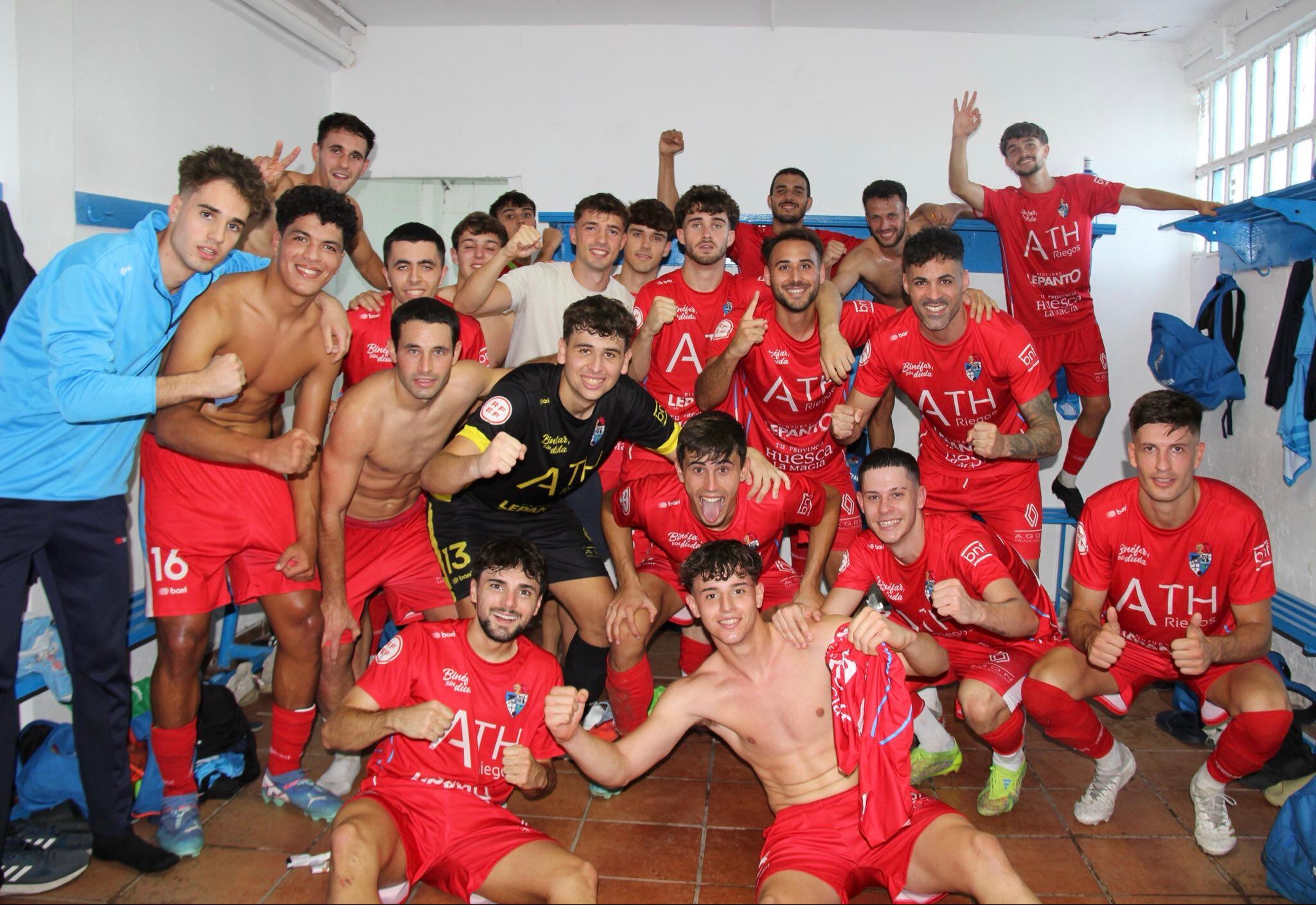 El Binéfar celebra la victoria y el liderato en Tercera RFEF