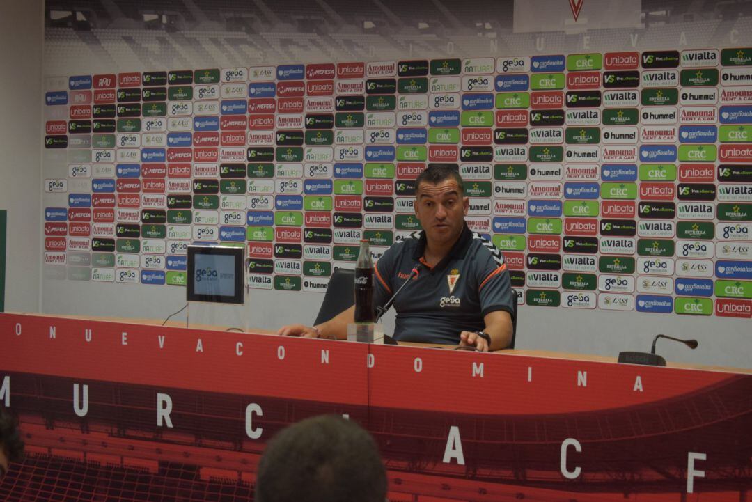 Adrián Hernández, entrenador del Real Murcia, antes del partido contra el Cádiz B