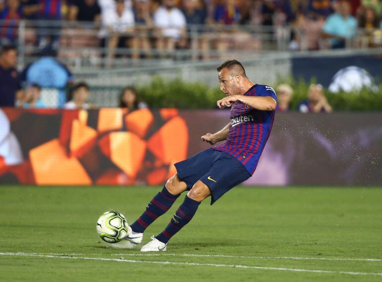 Arthur dispara para hacer el golazo de la noche