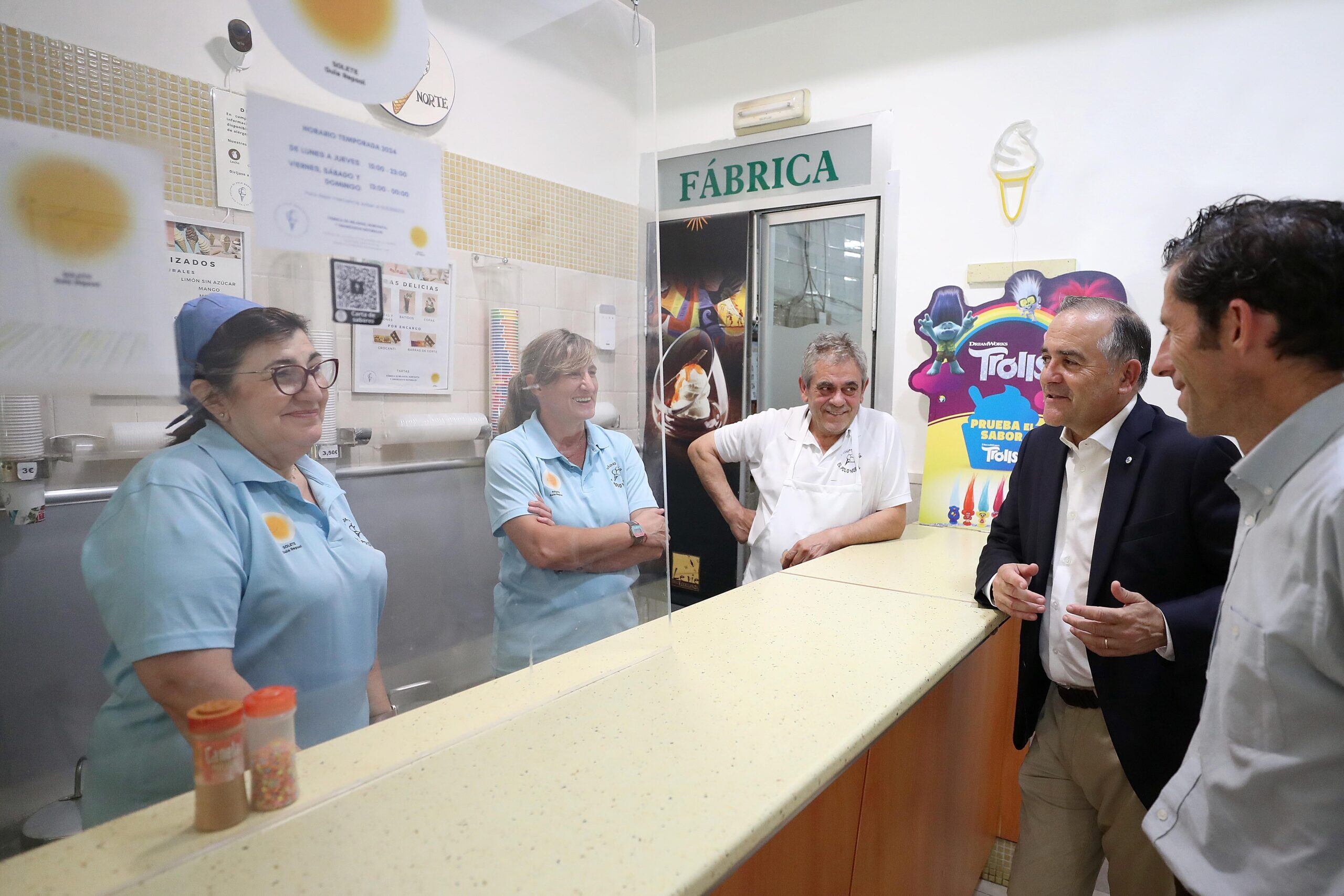 José Julián Gregorio, alcalde de Talavera, visitando la heladería Polo Norte