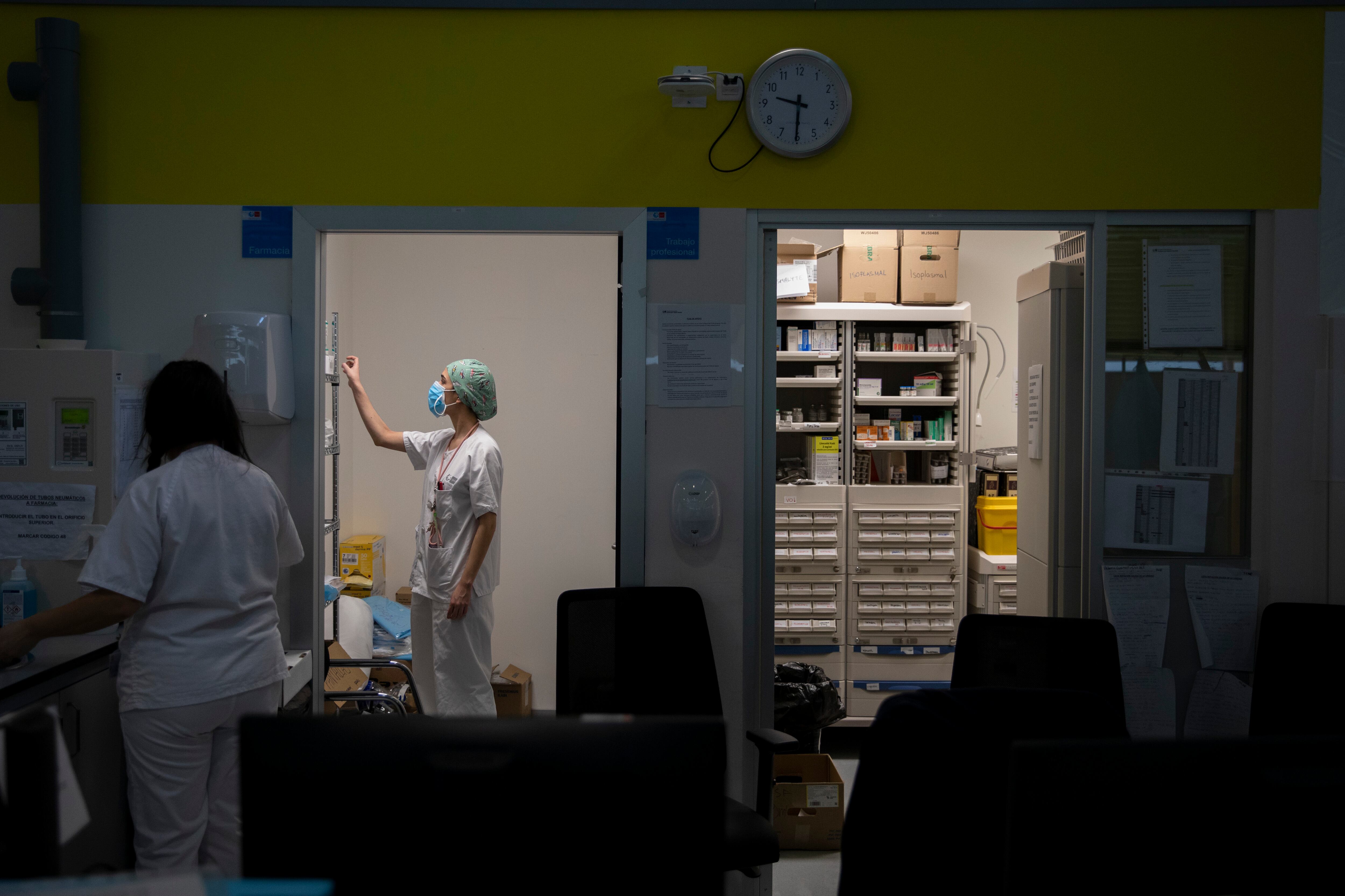 Imagen recurso de dos trabajadores en el hospital de pandemias Enfermera Isabel Zendal.