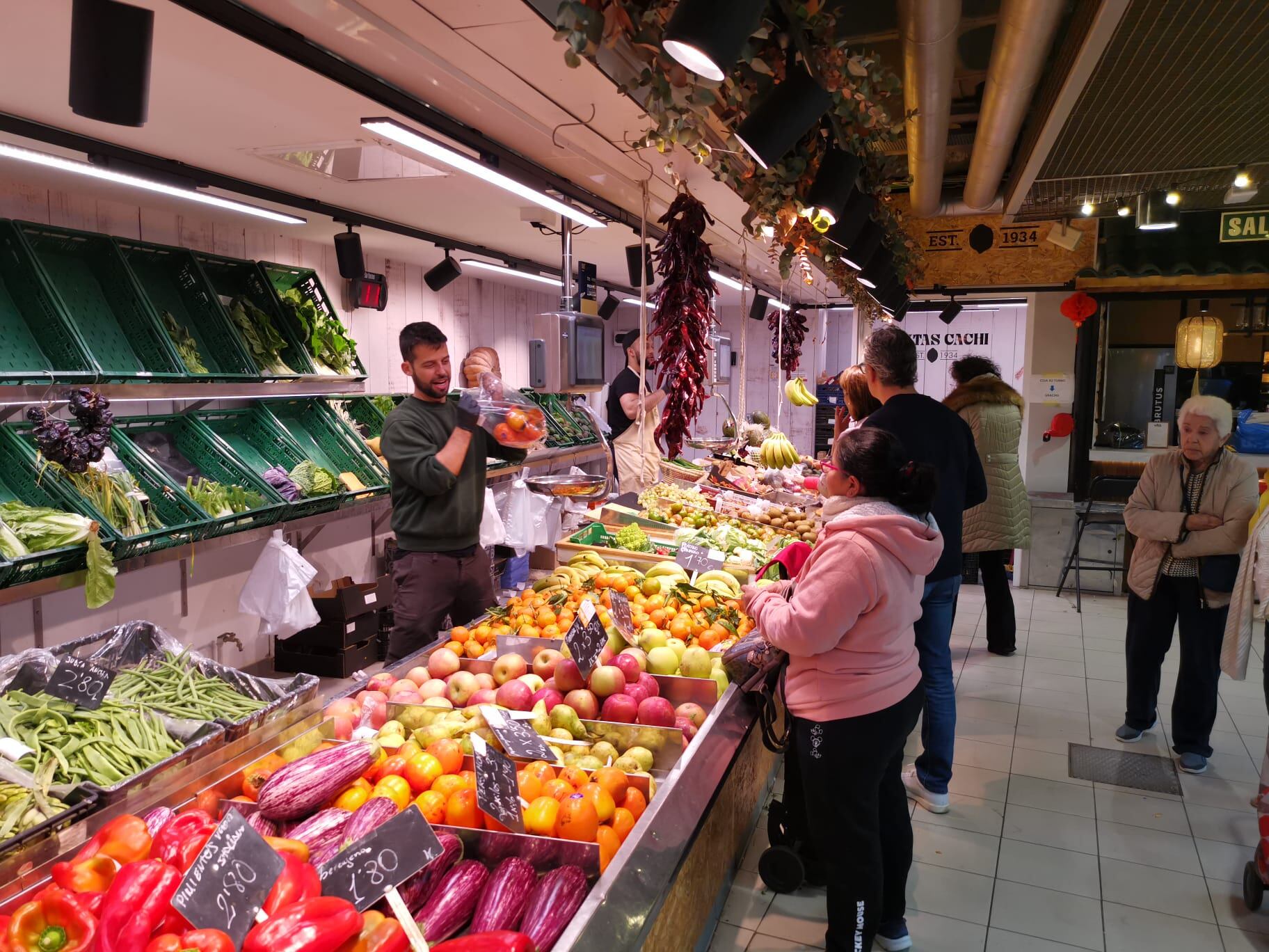 Puesto de frutas en el Mercado Central de Alicante. Foto: Daniel Rodríguez