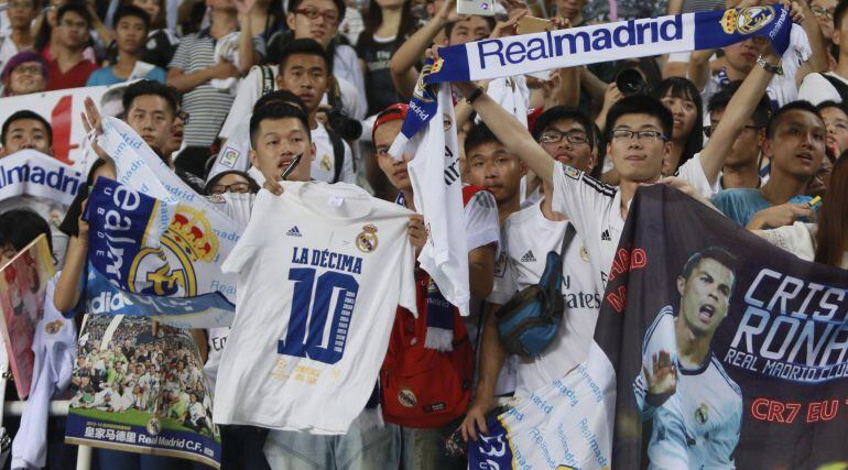 Aficionados chinos del Real Madrid apoyan a su equipo en la International Champions Cup de 2005.
