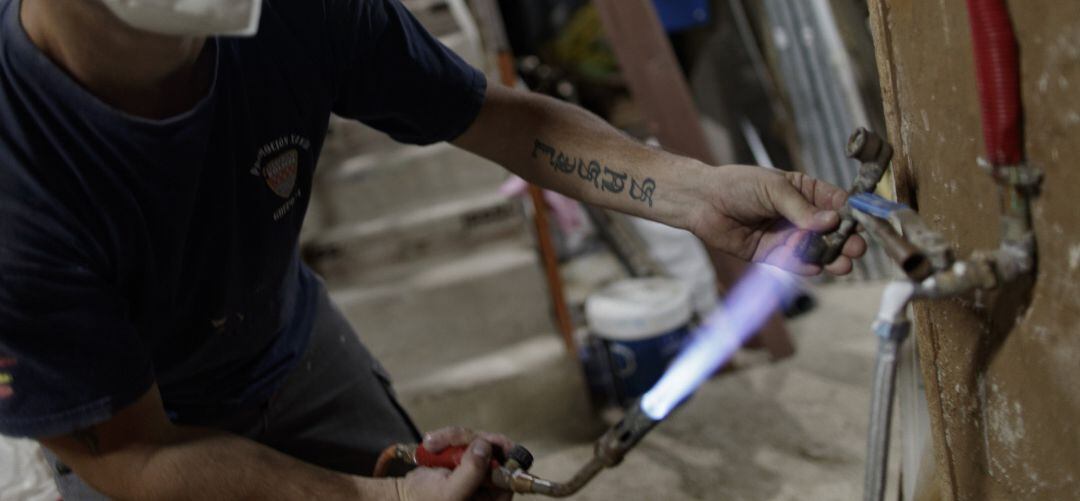 Un trabajador realiza una reforma en un local de la localidad madrileña de Fuenlabrada.