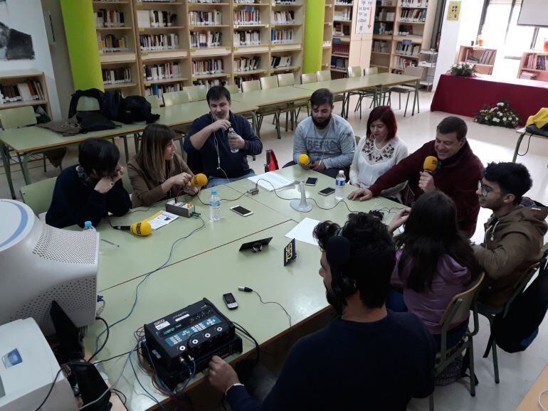 Alumnos del IES La Marisma durante su participación en &quot;Hoy por Hoy Huelva&quot; de la SER