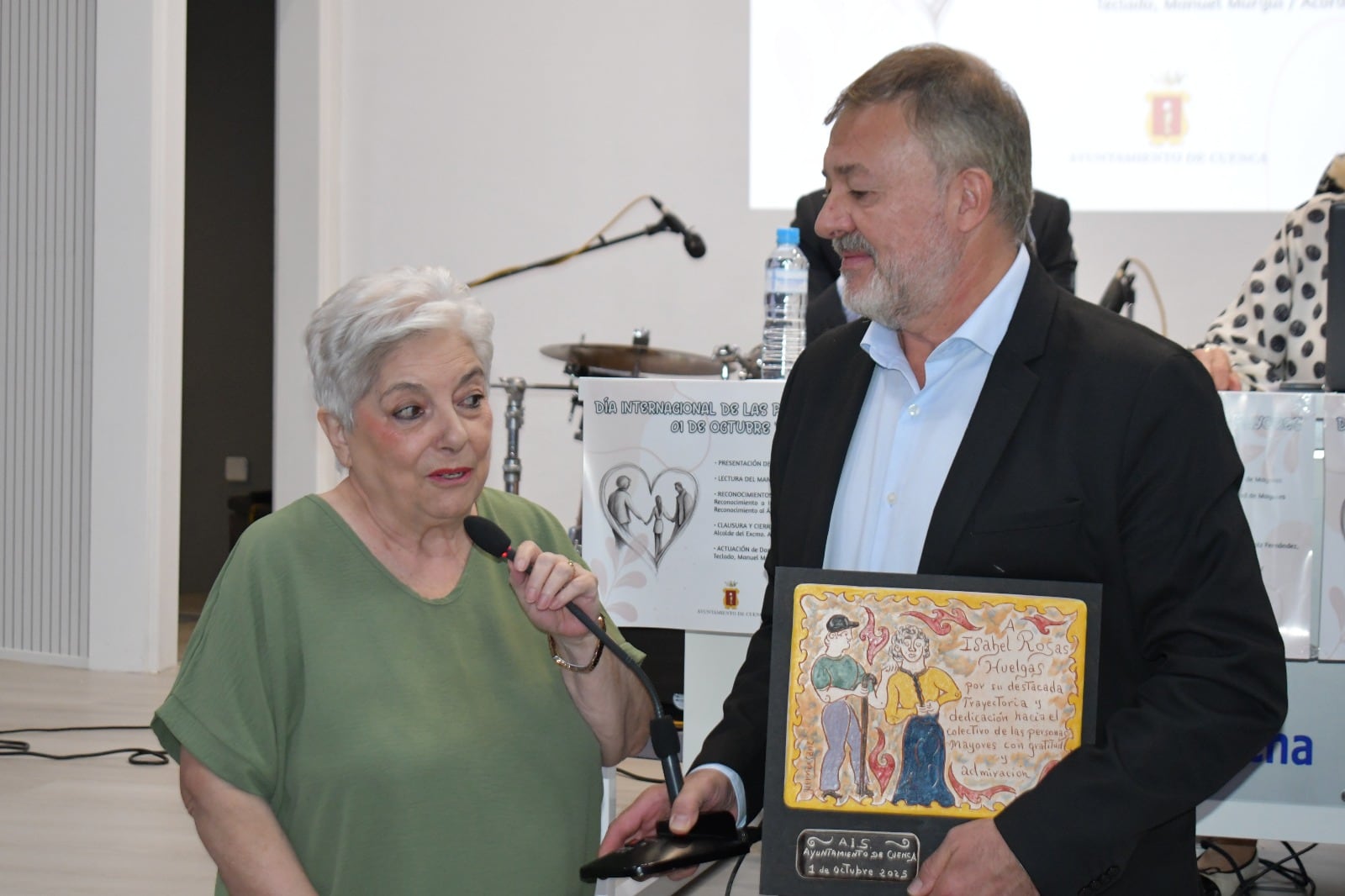 Isabel Rosas Huelgas recibe del alcalde de Cuenca, Darío Dolz, el reconocimiento con motivo del Día de las Personas Mayores.