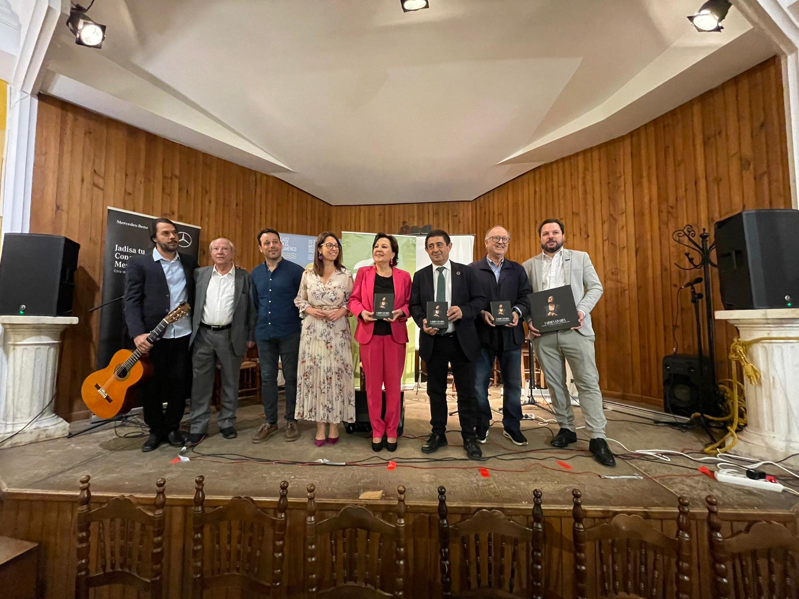 Carmen Linares, en el centro, durante la presentación de su nuevo disco en la Peña Flamenca de Jaén.