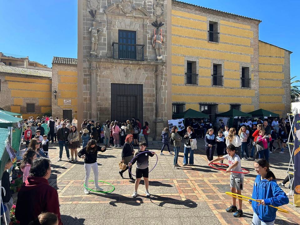 Cientos de escolares visitan la I Feria de la Salud de Andújar