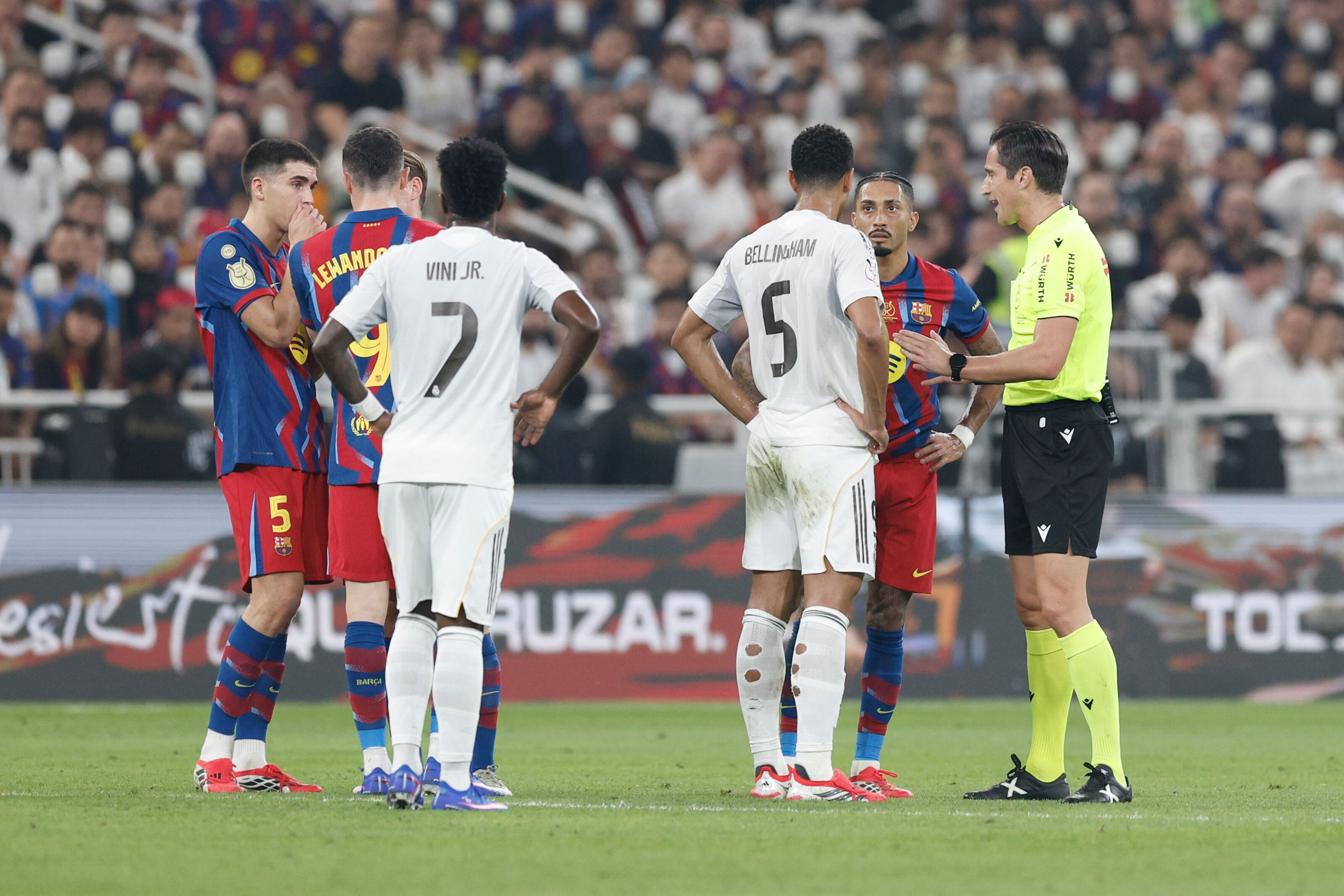 José Luis Munuera Montero, durante la final de la Supercopa de España entre FC Barcelona y Real Madrid. EFE/ Kai Försterling