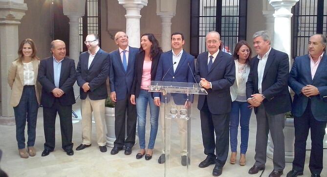 Juan Manuel Moreno (centro) junto a otros alcaldes andaluces del PP