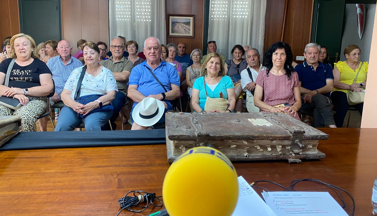 El público ha llenado el salón de plenos del ayuntamiento de Carboneras.