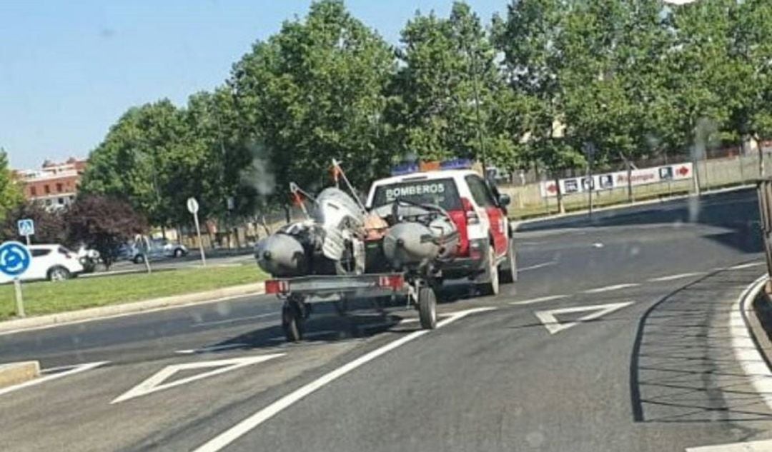 Traslado de los medios acuáticos de los bomberos al Burguillo