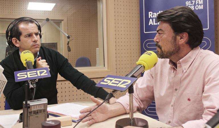 Luis Barcala (d) en Hoy por Hoy Alicante, con Carlos Arcaya (i)