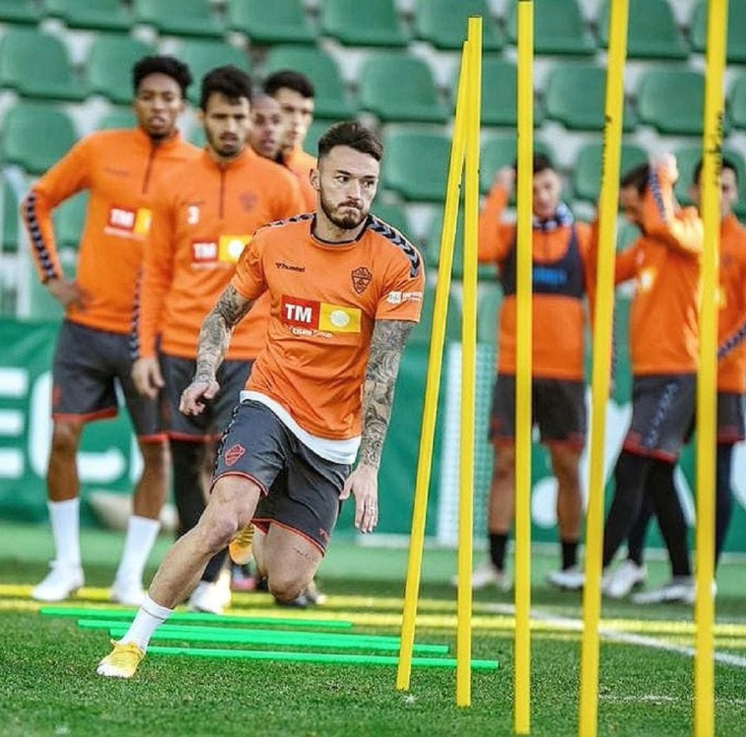 Los jugadores del Elche durante un entrenamiento esta temporada