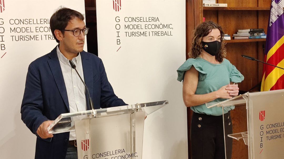 El conseller de Modelo Económico, Turismo y Trabajo, Iago Negueruela, y la consellera de Hacienda y Relaciones Exteriores, Rosario Sánchez, en rueda de prensa.