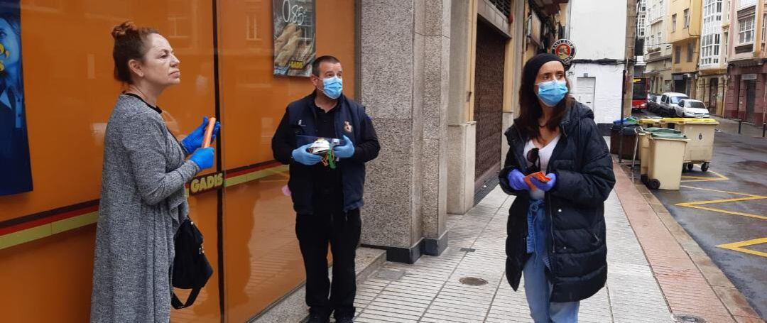 Alicia, a la izquierda, sin mascarilla