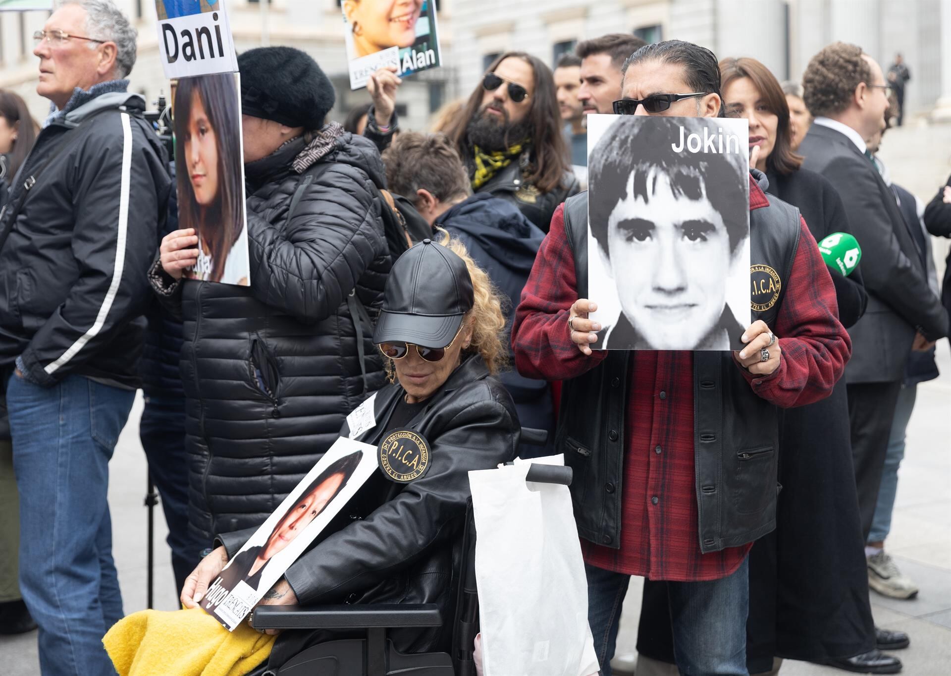 Varias personas durante una concentración frente al Congreso de los Diputados, con motivo del día Internacional contra la Violencia y el Acoso Escolar.  La manifestación ha sido convocada por la Asociación Trencats Contra las Violencias en las Escuelas