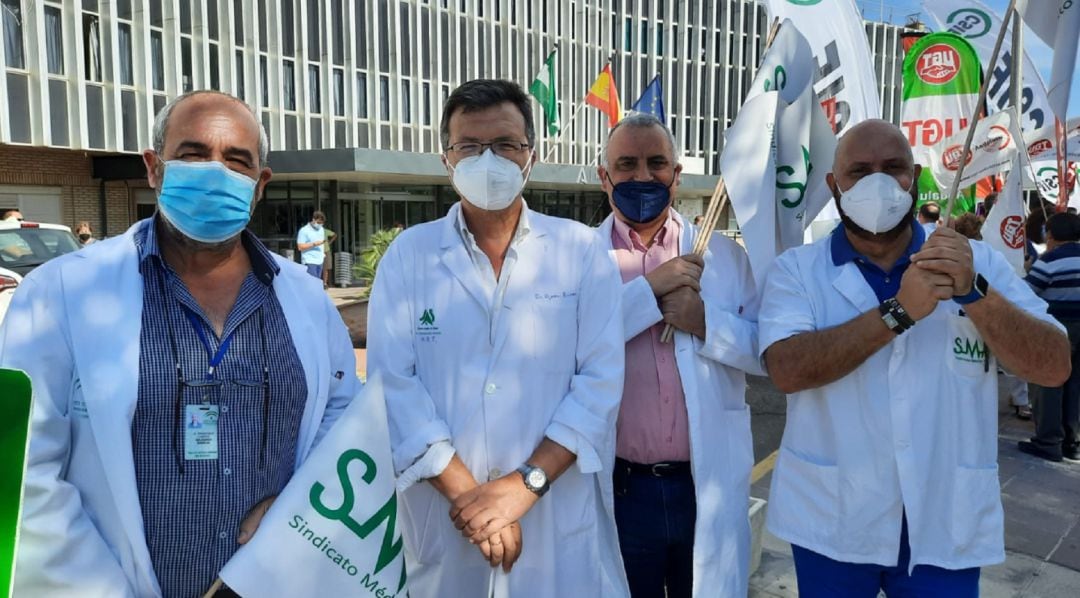 Rafael Ojeda, presidente del sindicato médico de Sevilla, con algunos compañeros en la manifestación por el complemento prometido por la Junta