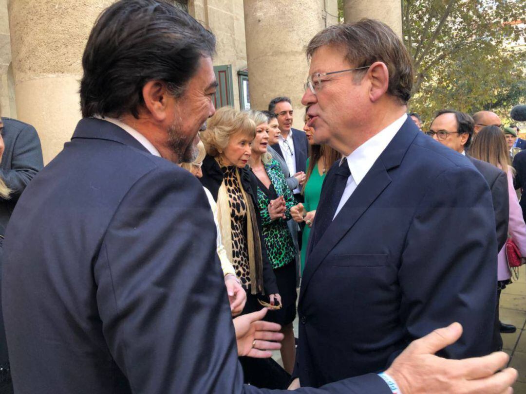 Luis Barcala y Ximo Puig en el Teatro Principal de Alicante 