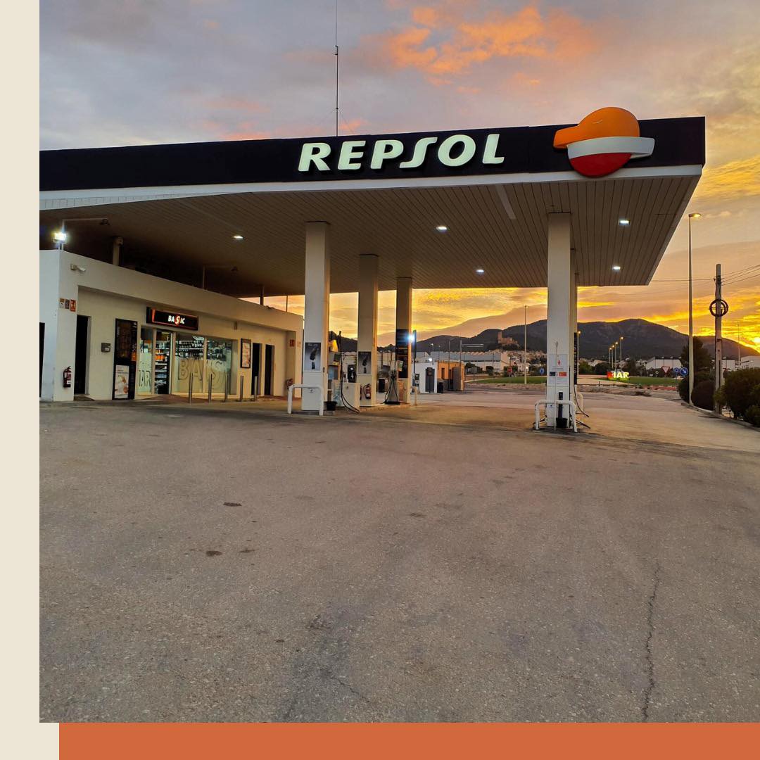 Una de las estaciones atracadas ayer